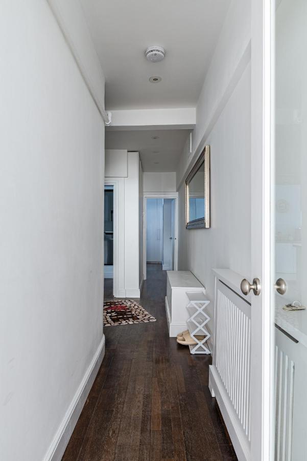 Апартаменты Specious Bright Flat With Garden In *