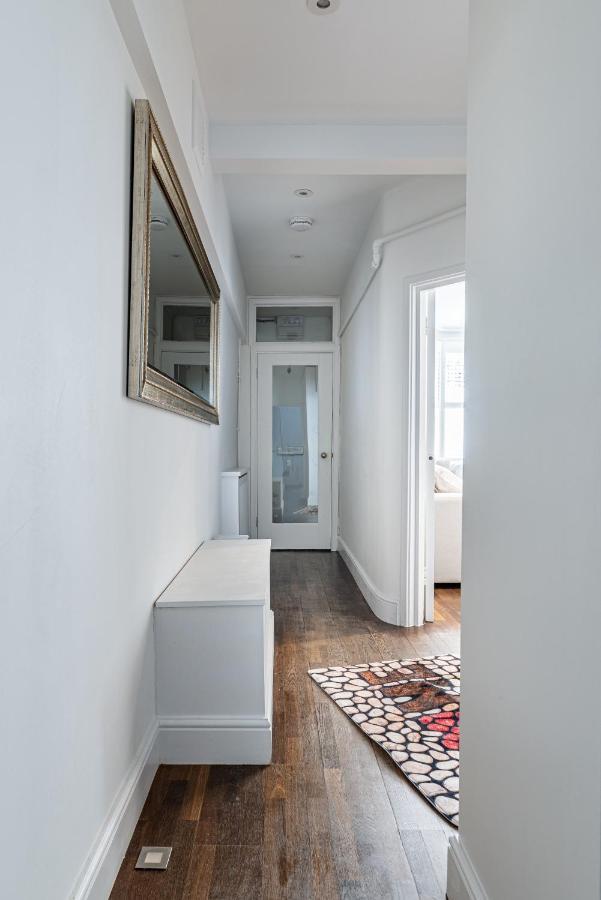 Апартаменты Specious Bright Flat With Garden In